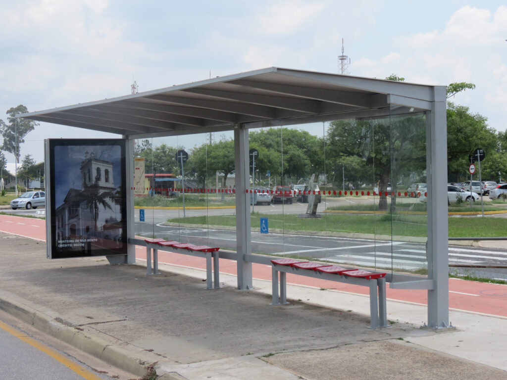 Abrigo Europa 1 spil-abrigo-premium-europa-mobiliario-urbano-estruturas-metalicas-passageiro-onibus-fabrica-lixeira-design-terminal-obras-mupi-portico-estacao-brt