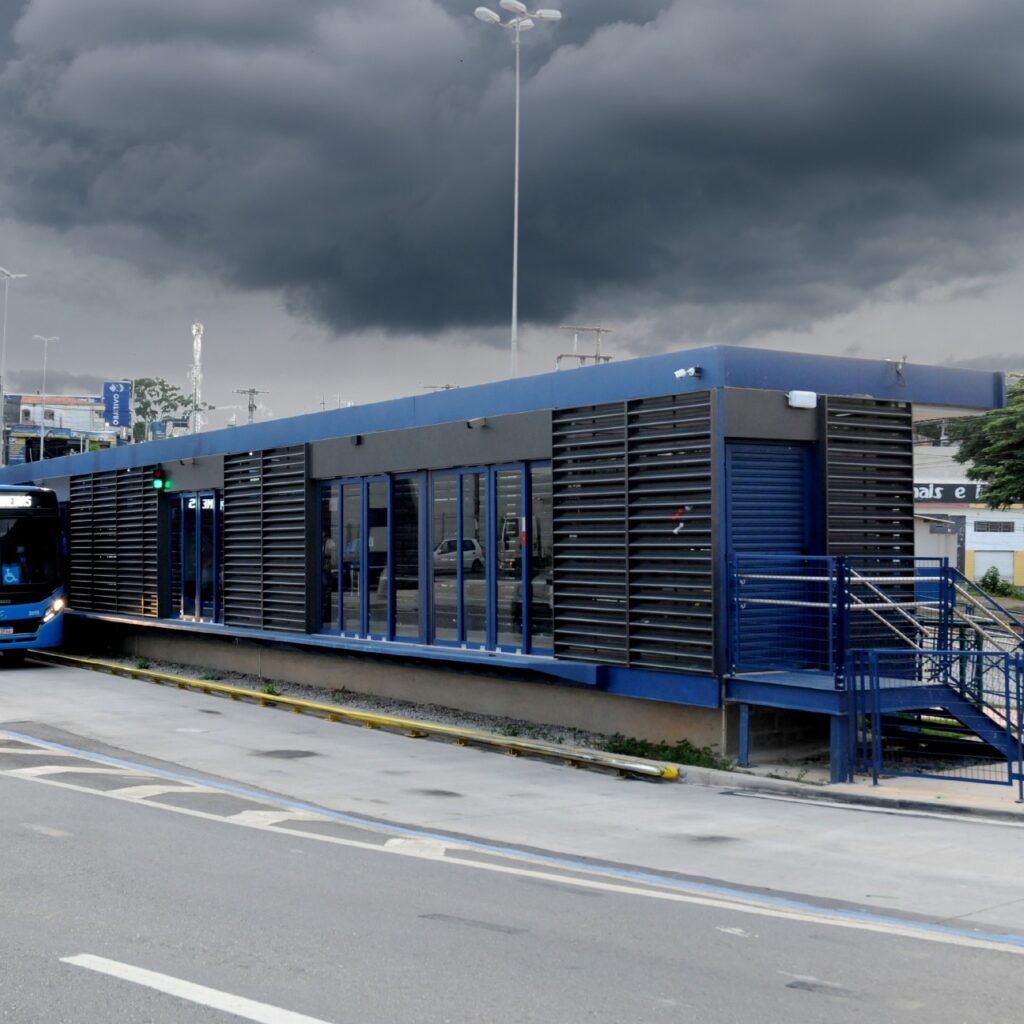 Mobiliario urbano com proteção urbana para todas as condições climáticas