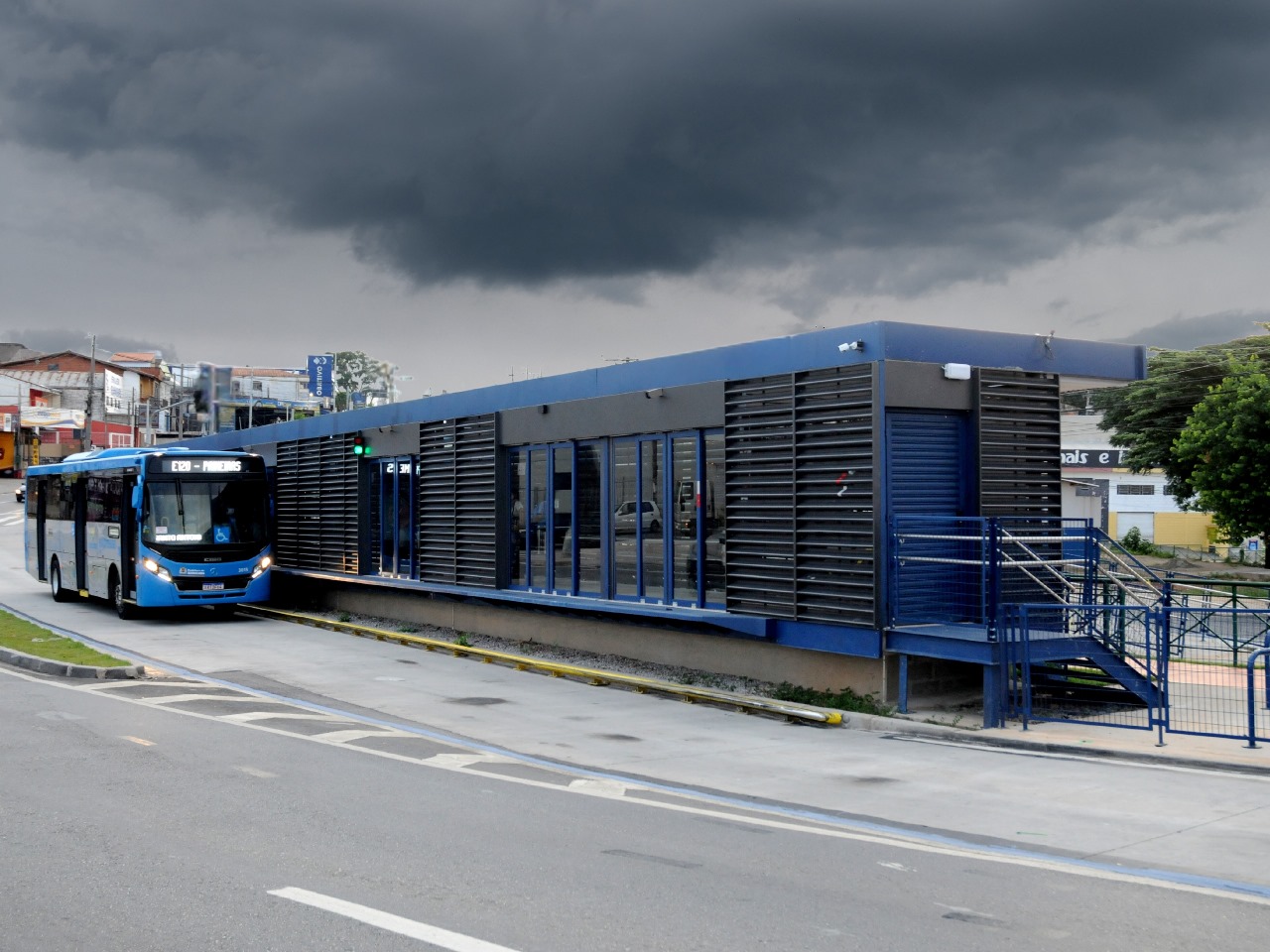 Mobiliário urbano com proteção para todas as condições climáticas